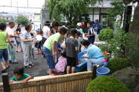 お子様に大人気　金魚すくい